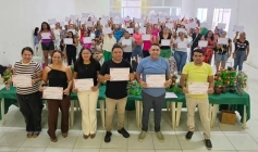 Entrega de certificados de curso de artesanato em Aparecida