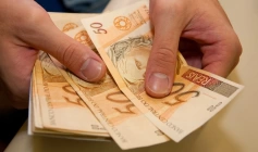 Dinheiro (cédulas de R$ 50,00)