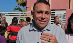 Prefeito de Aparecida João Neto durante entrega de alimentos do PAA 