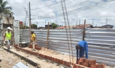 Reconstrução de um trecho do muro do Cemitério Cristo Redentor