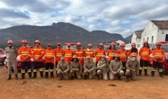 Força-tarefa para combater incêndio florestal na serra de Lagoa