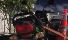 Motocicleta apreendida pelo Batalhão Especializado em Policiamento Turístico (BEPTur)