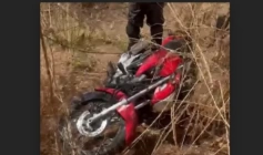 Motocicleta roubada escondida em matagal
