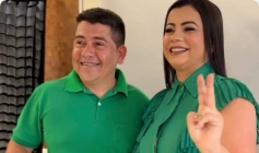 Manoel Vasconcelos (Republicanos), e da vice-prefeita Janine Onofre (União Brasil)