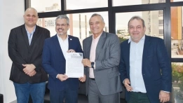 Paciente que passou por tratamento de tumor intracranianodurante recebendo alta médica 