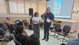 Deputado federal Wellington Roberto ao lado de lideranças