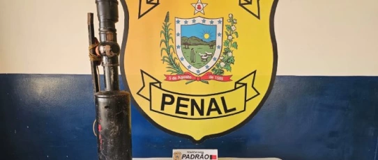 “Bazuca” de dois metros é apreendida após tentativa de arremesso de celulares em presídio de CG