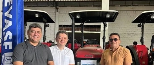 Vieirópolis recebe novo trator para reforçar a agricultura do município