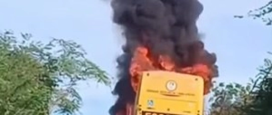 Ônibus escolar pega fogo durante transporte de estudantes no interior da Paraíba