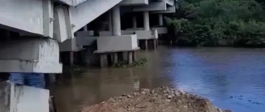 Estrutura da ponte sobre o Rio Paraíba cede e interdita parte da BR-101 em Santa Rita