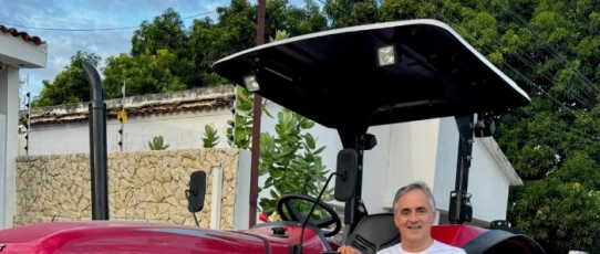 Segundo trator no Sertão: Luciano Cartaxo entrega mais um equipamento em Curralinho, zona rural de Sousa
