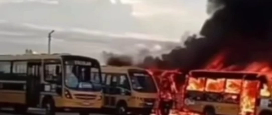 Chamas consomem ônibus e caminhão em garagem municipal de Queimadas