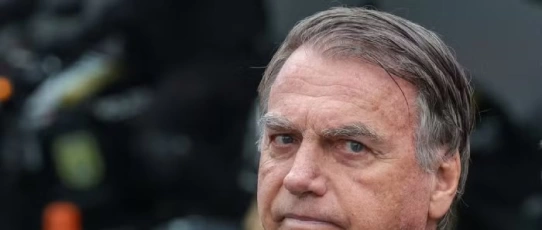 Moraes prorroga prisão domiciliar de Bolsonaro e proíbe uso de redes sociais
