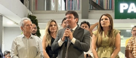 Johanna Estrela e Helder Carvalho dividem solenidade e alimentam rumores de aproximação