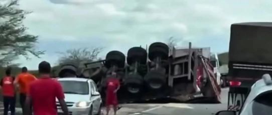 Colisão entre carreta e veículos deixa três mortos na Paraíba