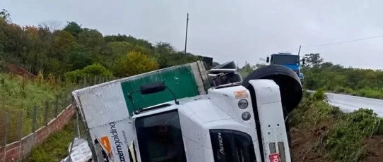 Caminhão de empresa do Sertão tomba em Monteiro e ocupantes se salvam sem ferimentos graves