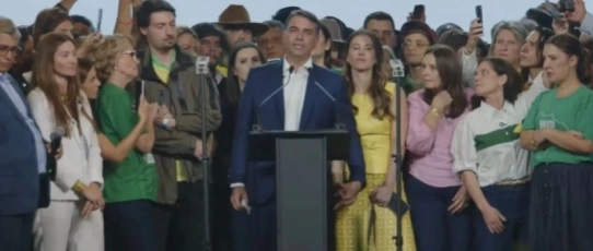 Flávio Bolsonaro é oficializado candidato à Presidência e afirma que receberá faixa de Jair Bolsonaro