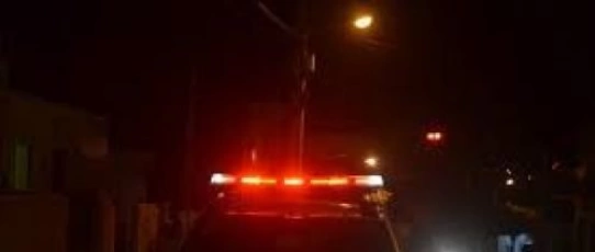 Adolescente é baleado no pescoço após pai disparar contra porta de casa em Cajazeiras