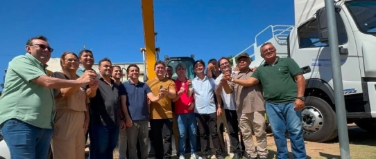 Helder destaca avanço da educação e mais de R$ 500 milhões em investimentos durante entrega de novos veículos
