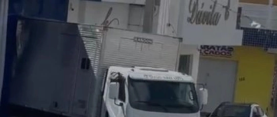 Caminhão desgovernado atinge mulher e criança no Centro de Paulista, no Sertão da Paraíba