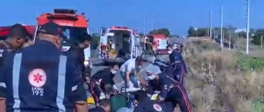 Crianças estão entre os feridos após capotamento na BR-230, em Cajazeiras