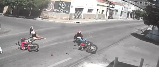 Vídeo flagra colisão violenta e acende alerta para sequência de acidentes em São João do Rio do Peixe