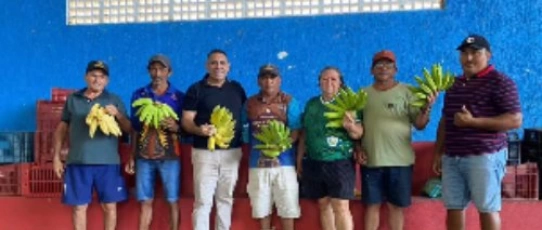Prefeito João Neto acompanha distribuição de alimentos para famílias cadastradas na Assistência Social