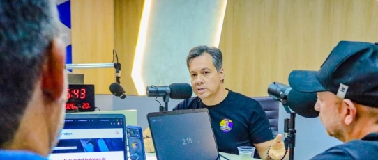 Júnior Araújo destaca, em entrevista à imprensa, leis voltadas à proteção das mulheres e à saúde de estudantes da rede estadual