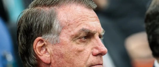 Moraes autoriza novas visitas a Bolsonaro em meio à tensão política