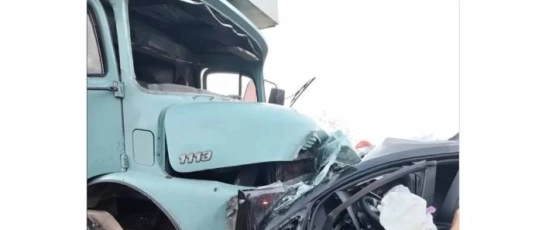 Colisão frontal entre carro e caminhão deixa dois mortos e um ferido grave na BR-230