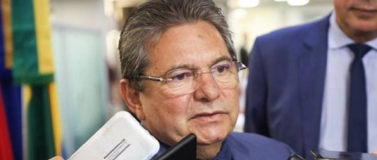 Criminosos invadem residência do presidente da ALPB em Pocinhos e mantêm vítimas reféns