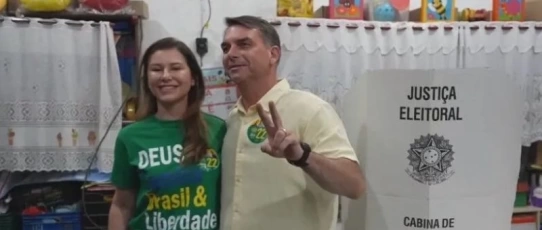 Flávio Bolsonaro votou no Rio de Janeiro e deve acompanhar apuração em Brasília