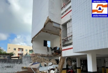 Desabamento de parte da estrutura de prédio em JP