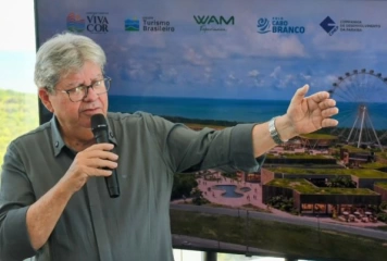 João Azevêdo participando de apresentação de projeto da WAM