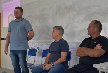 Deputado Wellington Roberto ao lado de lideranças em Serra Branca