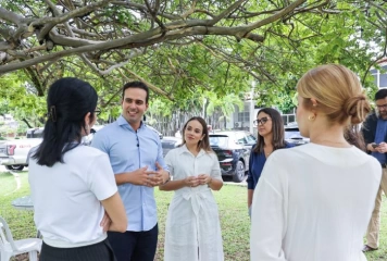 Lucas, auxiliares do Governo e representantes da causa do autismo