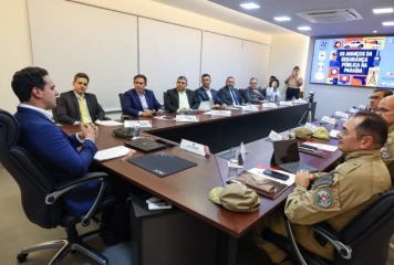 Governador Lucas Ribeiro em reunião com forças de segurança