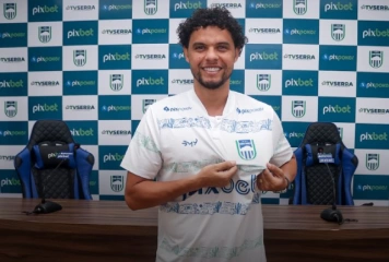 Lateral-direito Victor Ferraz