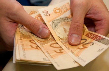 Dinheiro (cédulas de R$ 50,00)
