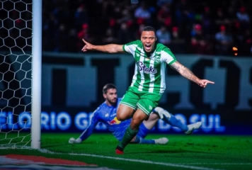 Volante paraibano Luis Mandaca