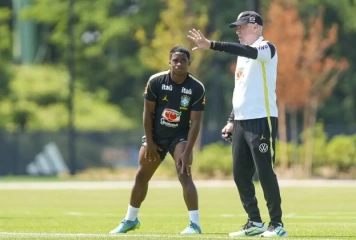 Técnico Carlo Ancelotti e o jovem Endrick