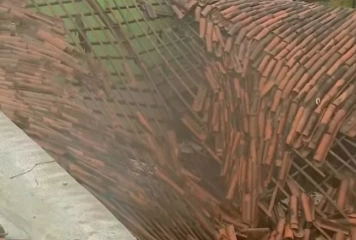 Queda de parte de muro sobre a Escola