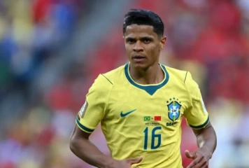 Lateral-esquerdo Douglas Santos