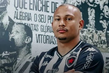 Lateral-direito Léo Pereira