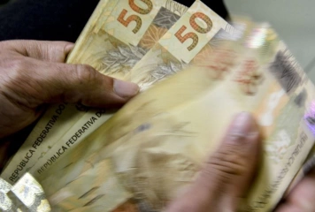 Dinheiro (cédulas de R$ 50,00)