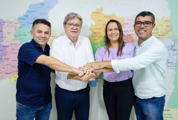 Prefeita e vice de Damião ao lado do ex-governador João Azevêdo 