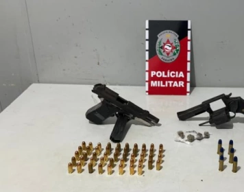 Armas e munições apreendidas em ação da PM