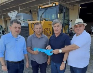 Entrega de trator de esteira e um caminhão com carroceria