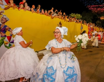 Desfiles de escolas de samba, tribos indígenas, clubes de frevo e maracatus