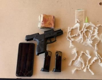 Arma, munições e drogas apreendidas em ação da PM